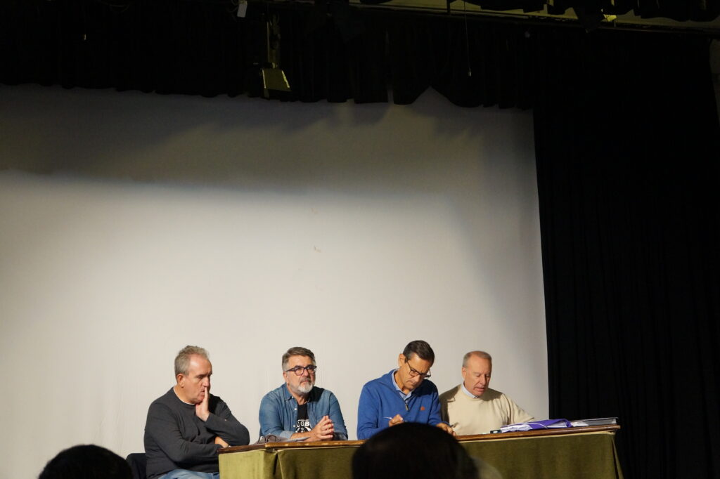 Presidencia de la Mesa durante la lectura del Secretario