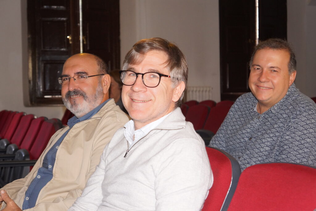 Asistentes a la asamblea, centro del Salón (2)