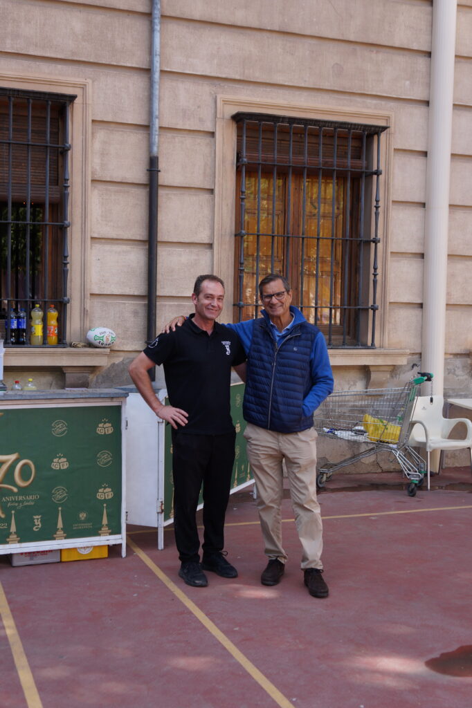 Fernando y Francis junto a la barra del Patio