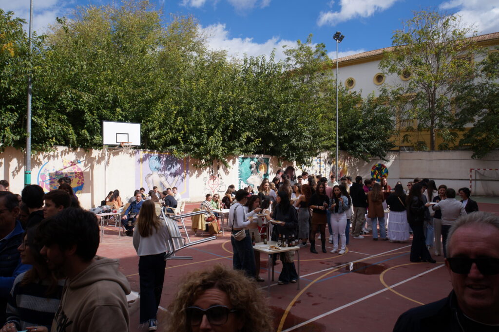 Vista del patio con la comida