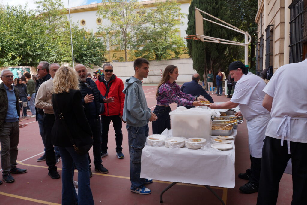 Colegiales recogiendo platos de comida