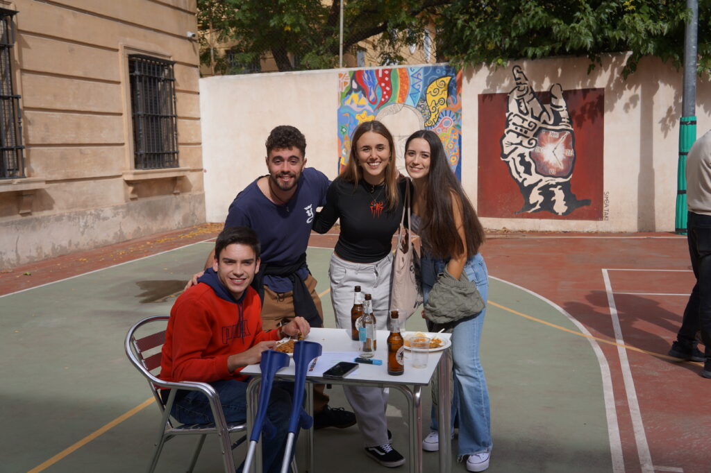 Mesa de reparto de tickets de bebida para colegiales