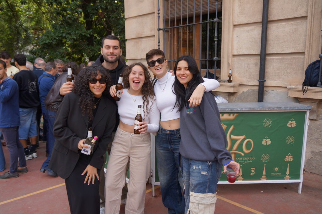 Camaradería colegial junto a la barra