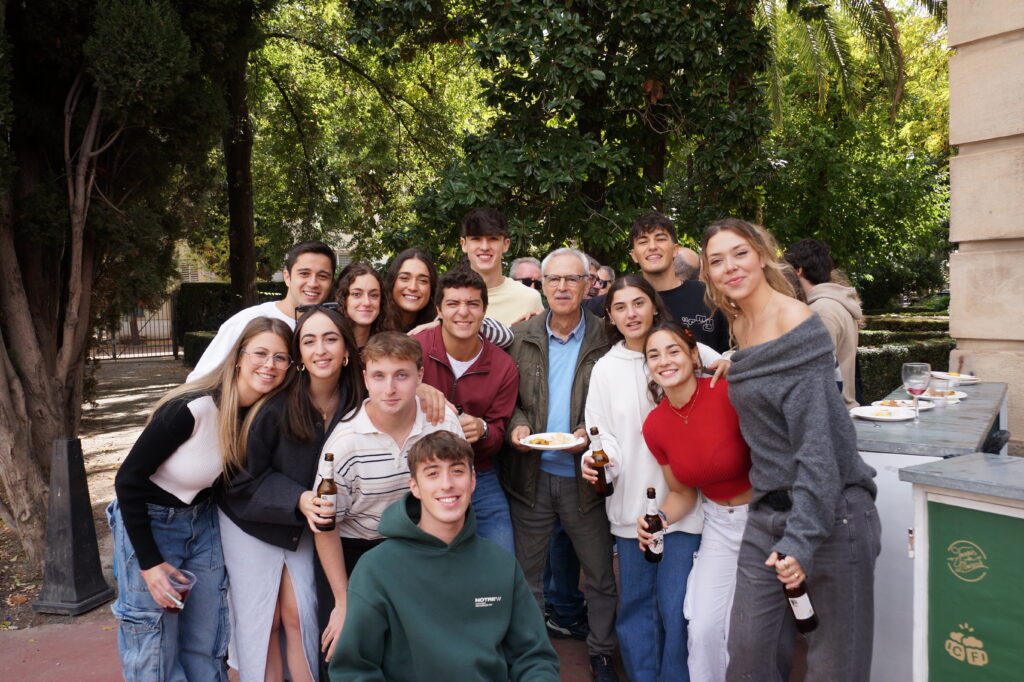 Grupo de colegiales con Miguel Lorenzo (Harry) encargado de la memoria gráfica de la asociación