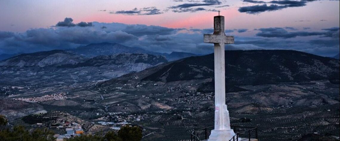 Vista de Jaén desde el Cerro del Castillo con la Cruz en primer plano
