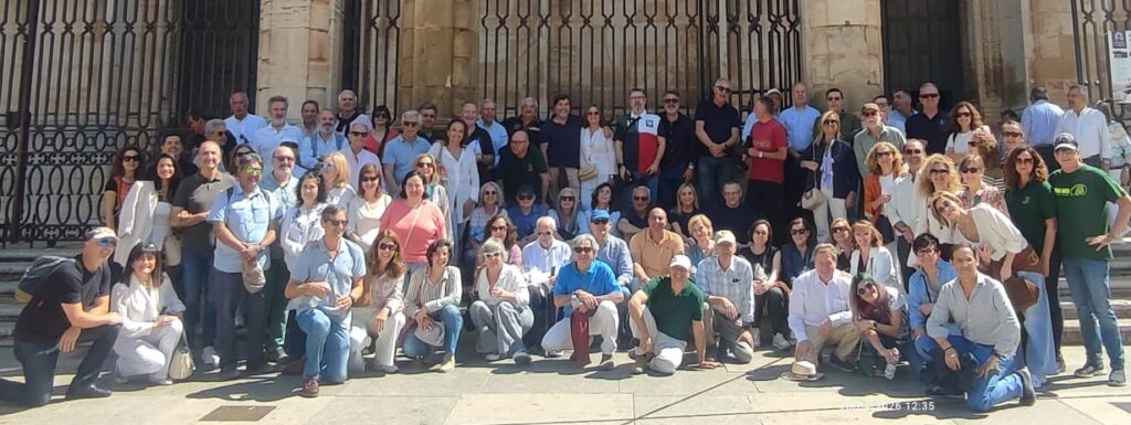 Grupo de miembros ACCM Ysabel en la Catedral de Jaén